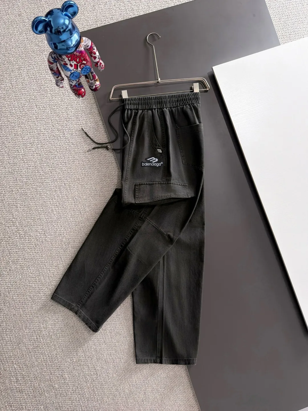 Next day shipment P195 Balenciaga High Quality 2026 Autumn and Winter New Arrival elastic band casual pants, counter-customized fabrics, Breathable, high comfort, impeccable details, brand element design concept, reflecting high quality. It feels delicate and soft! It presents a casual cut and the upper body shape is great! Sizes:S-3XL